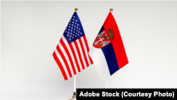 Flamuri i Shteteve të Bashkuara të Amerikës dhe ai i Serbisë.