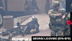 Ushtarë të lënduar të KFOR-it pas përleshjeve me protestuesit serbë në Zveçan më 29 maj 2023.