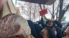 Иран, Ком. Родители на ирански ученици погодени од бран мистериозни болести во училиштата за девојки низ целата земја организираа повеќе протести поради извештаите за нови случаи.