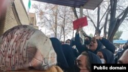 Иран, Ком. Родители на ирански ученици погодени од бран мистериозни болести во училиштата за девојки низ целата земја организираа повеќе протести поради извештаите за нови случаи.