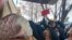 Граждани в Кум, Иран протестират срещу властите след нова вълна от заразени ученички с мистериозно заболяване.