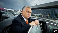 A hivatalos látogatásra érkező Orbán Viktor miniszterelnök a tiranai repülőtéren 2023. június 15-én