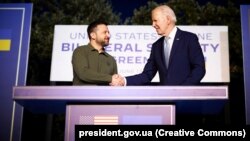 Ukrainian President Volodymyr Zelenskiy (left) and U.S. President Joe Biden signed a 10-year security agreement on the sidelines of the G7 summit in Italy on June 13.