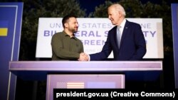 Volodimir Zelenszkij ukrán és Joe Biden amerikai elnök tíz évre szóló biztonsági megállapodást írt alá a G7 június 13-i olaszországi csúcstalálkozóján