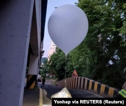 Balon za koji se veruje da ga je poslala Severna Koreja, sa raznim predmetima, Južna Koreja, 2. juna 2024.