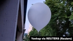Balon iz Severne Koreje u Inčonu, Južna Koreja, 2. jun 2024.