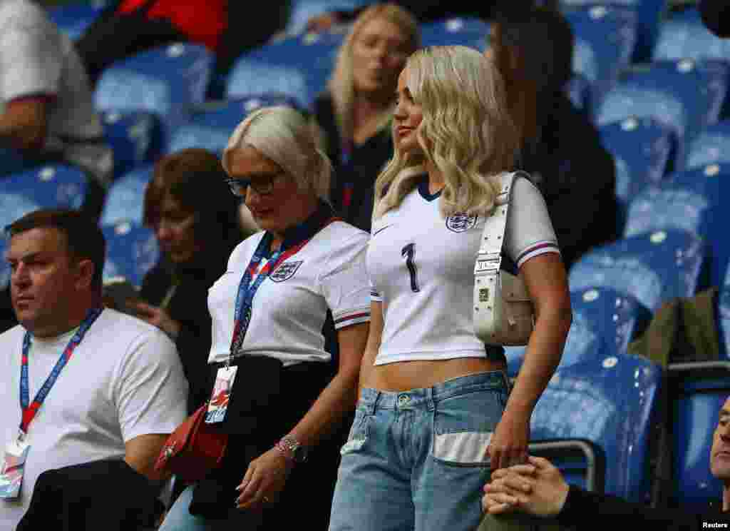 На натпреварот Англија Србија на трибините беа и сопругата и мајката на голманот на англиската репрезентација Џордан Пикфорд