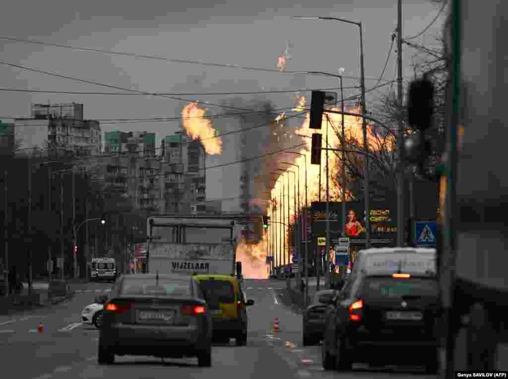По улиците на Киев след руските ракетни удари срещу града на 2 януари. Сирените за въздушна тревога звучаха близо четири часа, докато много жители търсеха подслон в метрото на града.