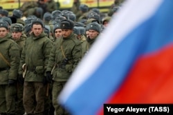 Мобилизованные россияне во время их отправки со сборного пункта на войну в Украину. Казань, 23 октября 2023 года