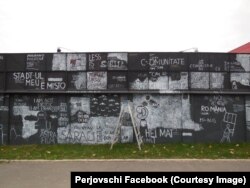 Expoziție din 2021 tipică pentru arta lui Perjovschi pe ziduri și fațade