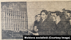 Arhitectul S.P. Tutucenko prezintă proiectul Casei Guvernului vizitatorilor expoziției arhitecturale din capitală. „Moldova socialistă” din 21 octombrie 1953. 