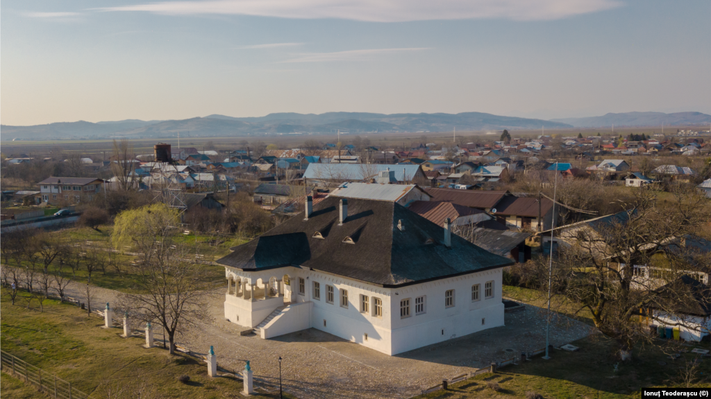 Muzeul &bdquo;Conacul Pană Filipescu&rdquo; (jud. Prahova) este un monument istoric și de arhitectură, construit în stil tradițional, la mijlocul secolului al XVII-lea. Ctitorul conacului este marele logofăt Pană Filipescu. Acesta s-a înrudit cu familia Cantacuzino, prin căsătoria sa cu fiica cea mare a lui Constantin Cantacuzino. Aici poate fi explorat turul virtual 3D.&nbsp;