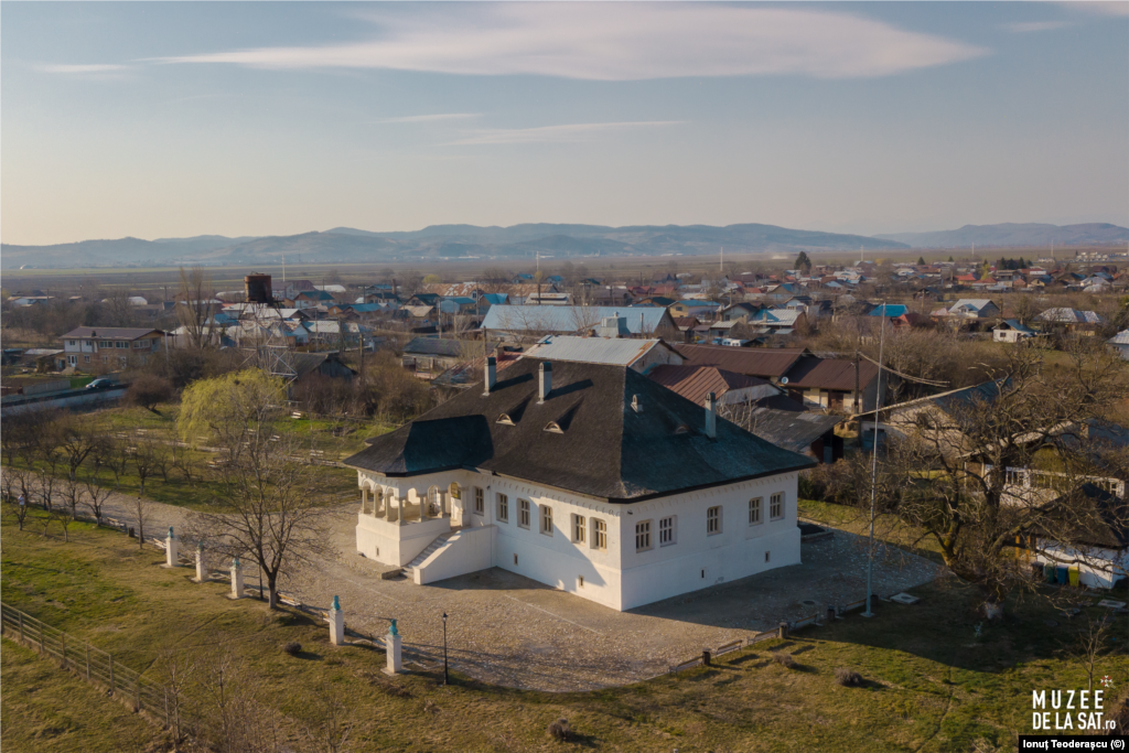 Muzeul &bdquo;Conacul Pană Filipescu&rdquo; (jud. Prahova) este un monument istoric și de arhitectură, construit în stil tradițional, la mijlocul secolului al XVII-lea. Ctitorul conacului este marele logofăt Pană Filipescu. Acesta s-a înrudit cu familia Cantacuzino, prin căsătoria sa cu fiica cea mare a lui Constantin Cantacuzino. Aici poate fi explorat turul virtual 3D.&nbsp;