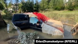 Под водой осталось и авто семьи, и тоже во второй раз.