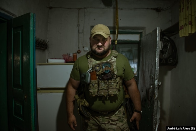 Grizzly, il comandante del 62° battaglione, si prepara a partire per un incarico nel Giorno dell'Indipendenza dell'Ucraina.