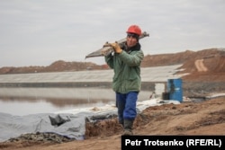 Сотрудник строительной компании во время работ по укреплению берега Урала на границе с Россией. Село Облавка, Западно-Казахстанская область, 7 ноября 2014 года