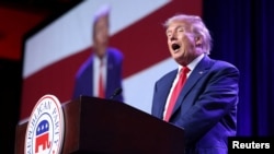 Bivši predsjednik SAD i republikanski kandidat za izbore 2024., Donald Trump govori na okupljanju u Iowi, 29. juli 2023. 