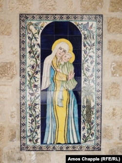 Një mural me pllaka të punuara nga Marie Balian, në lagjen armene të Jerusalemit.