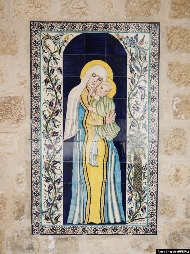 Një mural me pllaka të punuara nga Marie Balian, në lagjen armene të Jerusalemit.
