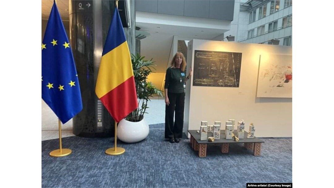 Expoziția faBRIQUE a călătorit prin toată lumea pentru a spune povestea francezilor din Banat. Aici Renée Renard cu expoziția la Bruxelles