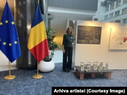 Expoziția faBRIQUE a călătorit prin toată lumea pentru a spune povestea francezilor din Banat. Aici Renée Renard cu expoziția la Bruxelles