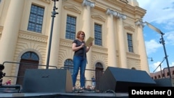 Kozma Éva, a Mikepércsi Anyák civil szervezet képviselője, a debreceni tüntetés egyik felszólalója a színpadon 2024. május 5-én