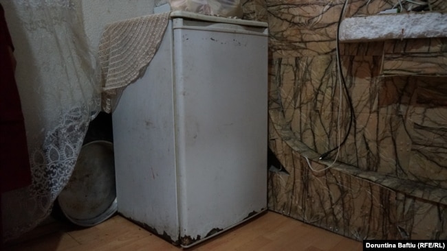Një frigorifer i vjetër dhe i vogël në shtëpinë e familjes Danqi, e cila nuk ka arritur të aplikojë online për ndihmë shtetërore.