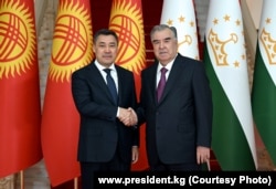Президент Кыргызстана Садыр Жапаров (слева) и президент Таджикистана Эмомали Рахмон
