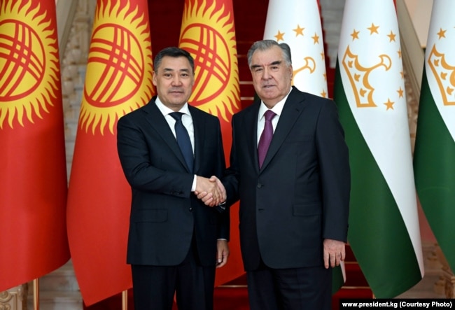 Kyrgyz President Sadyr Japarov (left) with Tajik President Emomali Rahmon (file photo)