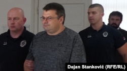 Андрей Наумов в суде в сопровождении охраны