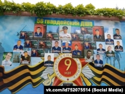 Стенд с фотографиями убитых десантников 56-го дшп ВДВ РФ в Феодосии по состоянию на 7 мая 2023 года