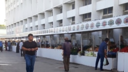 Türkmenistandaky azyk bazarlarynyň birinde alyjylar we satyjylar (Arhiwden alnan illýustrasiýa suraty