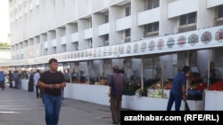 Türkmenistandaky azyk bazarlarynyň birinde alyjylar we satyjylar (Arhiwden alnan illýustrasiýa suraty