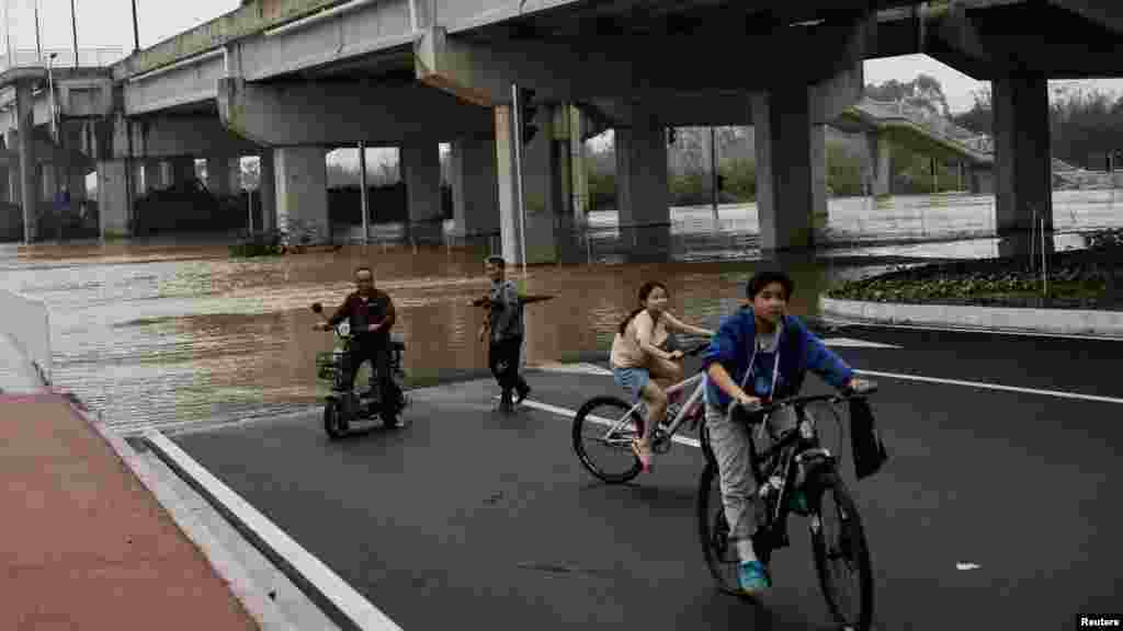 Hétfőn az erősen érintett Kingjuanban néhány iskolában felfüggesztették az oktatást.&nbsp;A tudósok szerint a globális felmelegedés miatt az időjárási események egyre intenzívebbé és kiszámíthatatlanabbá váltak Kínában