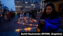 В Киеве почтили память погибших в мариупольском драмтеатре в результате российского авиаудара. Украина, 16 марта 2023 года