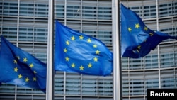 Zastave EU postavljene ispred sjedišta Evropske komisije u Briselu. 1. marta 2023.