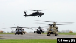 Льотчики кажуть, що Україна потребує одразу три типи західних гелікоптерів: ударний Apache, а також Black Hawk та Chinook