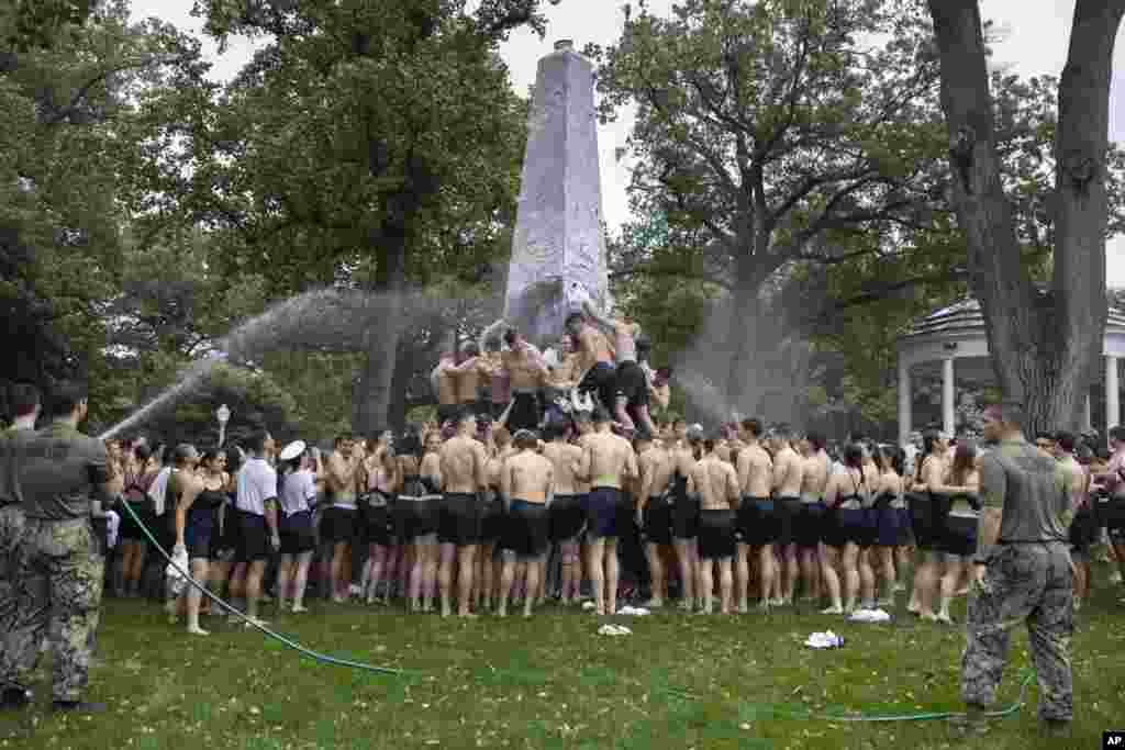 Studenti se uspinju na spomenik Herndon kako bi proslavili završetak svoje prve godine na Pomorskoj akademiji u Annapolisu, SAD, 15. maja 2024.