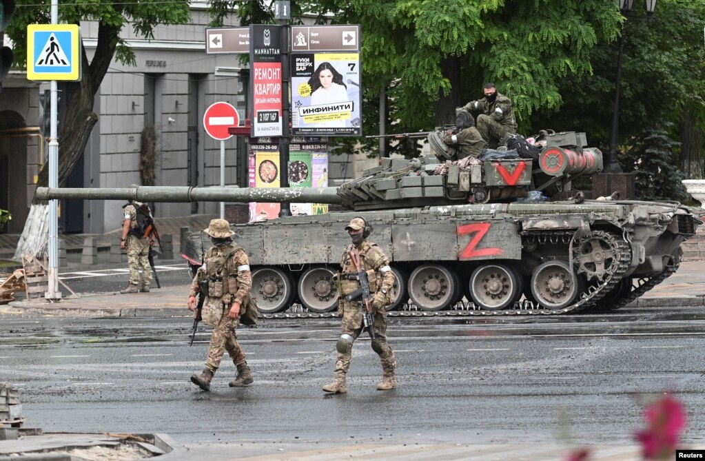 Një tanke me simbole të kuqe në rrugët kryesore të Rostov-on-Donit. Yevgeny Prigozhin, shefi i Wagnerit, ka thënë më 24 qershor se forcat e tij kanë kaluar nga territori ukrainas dhe kanë hyrë në Rostov-on-Don, rreth 100 kilometra larg zonës kufitare.
