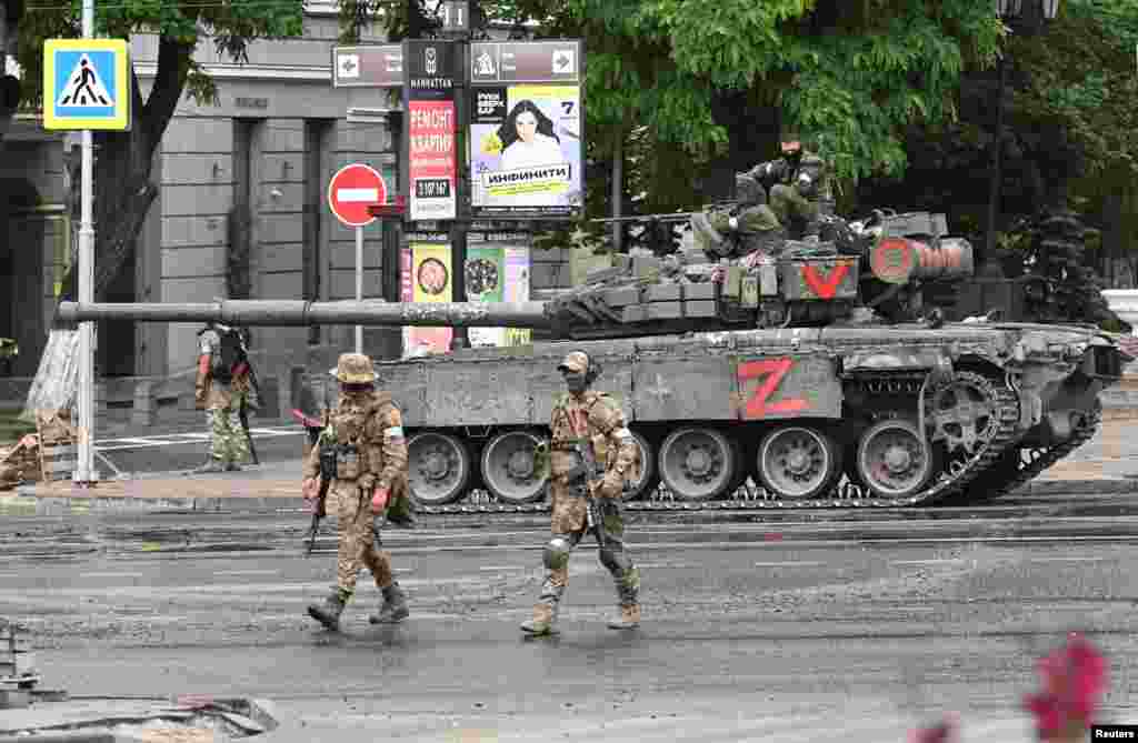 A tank with distinctive red markings on a main road in Rostov-on-Don.&nbsp; Yevgeny Prigozhin, the head of Russia&#39;s Wagner mercenary group, announced early on June 24 that his forces had crossed into Russia from Ukrainian territory and entered Rostov-on-Don, around 100 kilometers from the border.&nbsp; &nbsp;