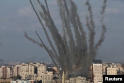 Ракети, випущені Хамасом з сектору Газа, летять в бік Ізраїлю. 10 жовтня 2023 року