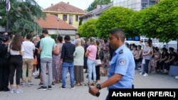 Protestuesit duke protestuar para stacionit policor në Graçanicë.