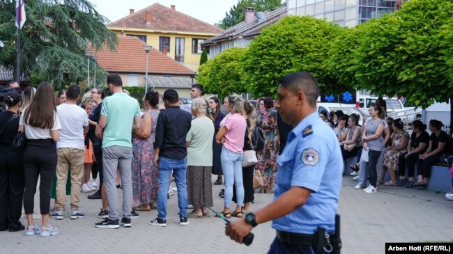 Protestuesit duke protestuar para stacionit policor në Graçanicë.