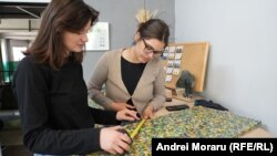 Un atelier din Chișinău transformă gunoiul din plastic în bijuterii și mobilă