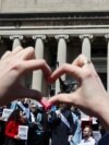 Flamujt palestinezë janë vendosur në një rrethojë të mbyllur ndërsa studentët po protestojnë jashtë kampusit të Universitetit Columbia, në qytetin e Nju Jorkut, SHBA, 22 prill 2024.