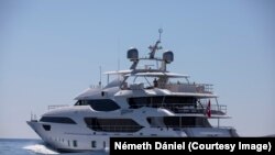 Ezen a jachton, a Lady MRD-on fényképezte le Németh Dániel 2020-ban Szijjártó Péter külügyminisztert