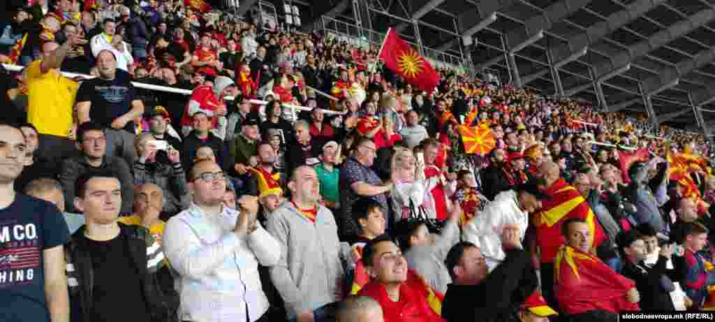 Македонските навивачи на градскиот стадион во Скопје