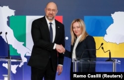 Прем’єр-міністри України та Італії – Денис Шмигаль і Джорджа Мелоні – під час спільної пресконференції. Рим, 26 квітня 2023 року
