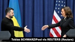 Kamala Harris (d) cu președintele ucrainean Volodimir Zelenski la Conferința de Securitate de la Munchen, 17 februarie 2024