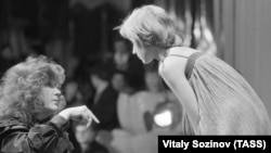 Алла Пугачева и ее дочь Кристина на съемках передачи "Голубой огонек", посвященной Международному женскому дню, на Центральном телевидении СССР. 15 февраля 1983 года
